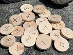 Handgearbeitete Runen aus dem Holz des Zitronenbaum