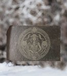 Altarplatte aus Schiefer mit Wolfsgöttin